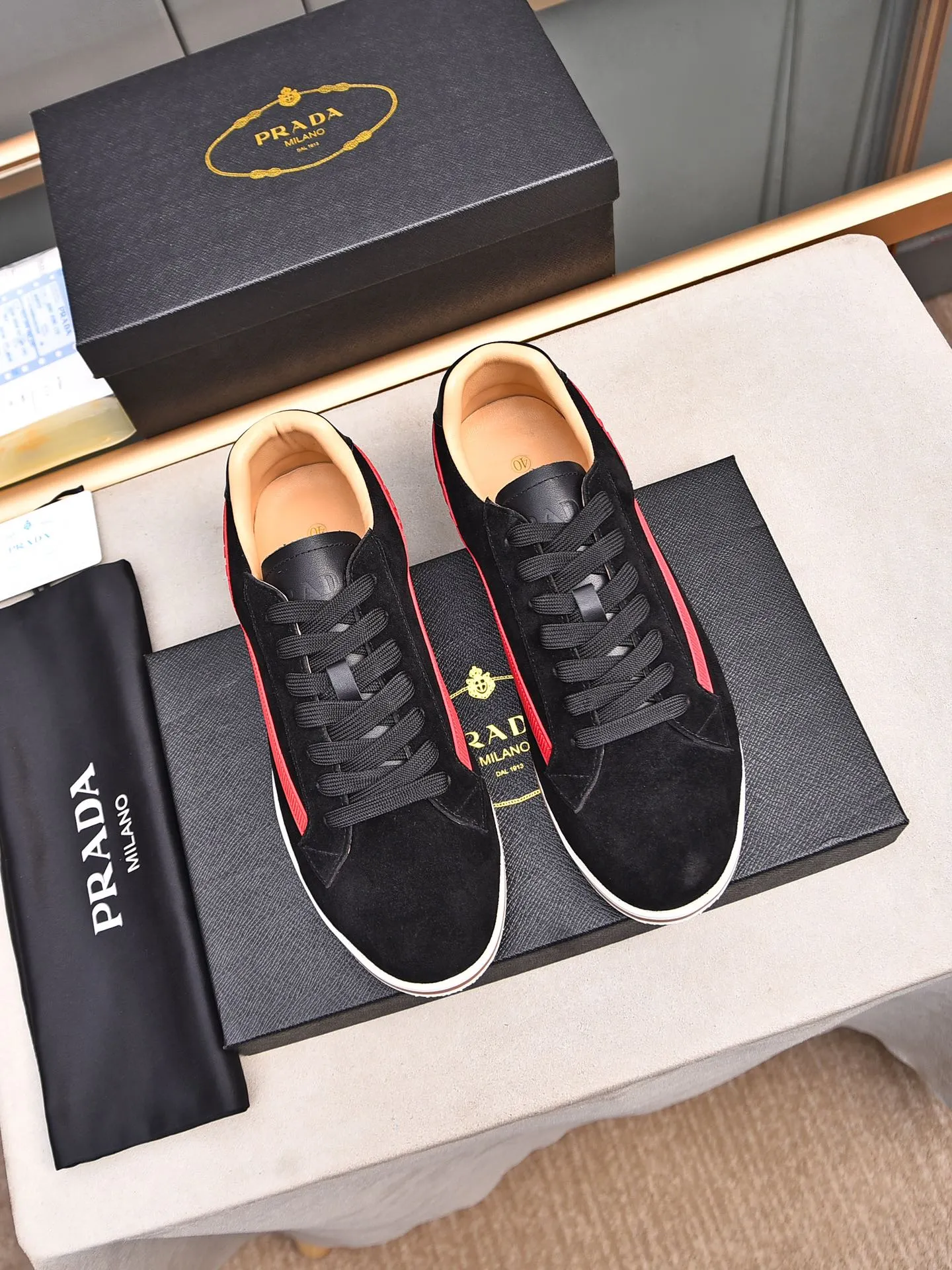 Men's shoes 💰440 Prada/Prada's new men's thin-soled casual shoes, fashionable and elegant style. Made of first-layer frosted cowhide. The lining is soft, comfortable and breathable. The shoe body is marked with letter LOGO. The details are carefully crafted. Lightweight foam sole, fashionable and versatile! Size: 38-44 (45 customized)